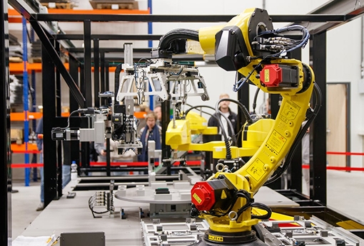 Robot przemysłowy na linii montażowej